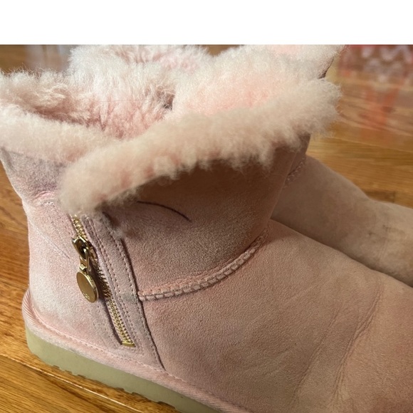 Light pink UGGS - Picture 5 of 6